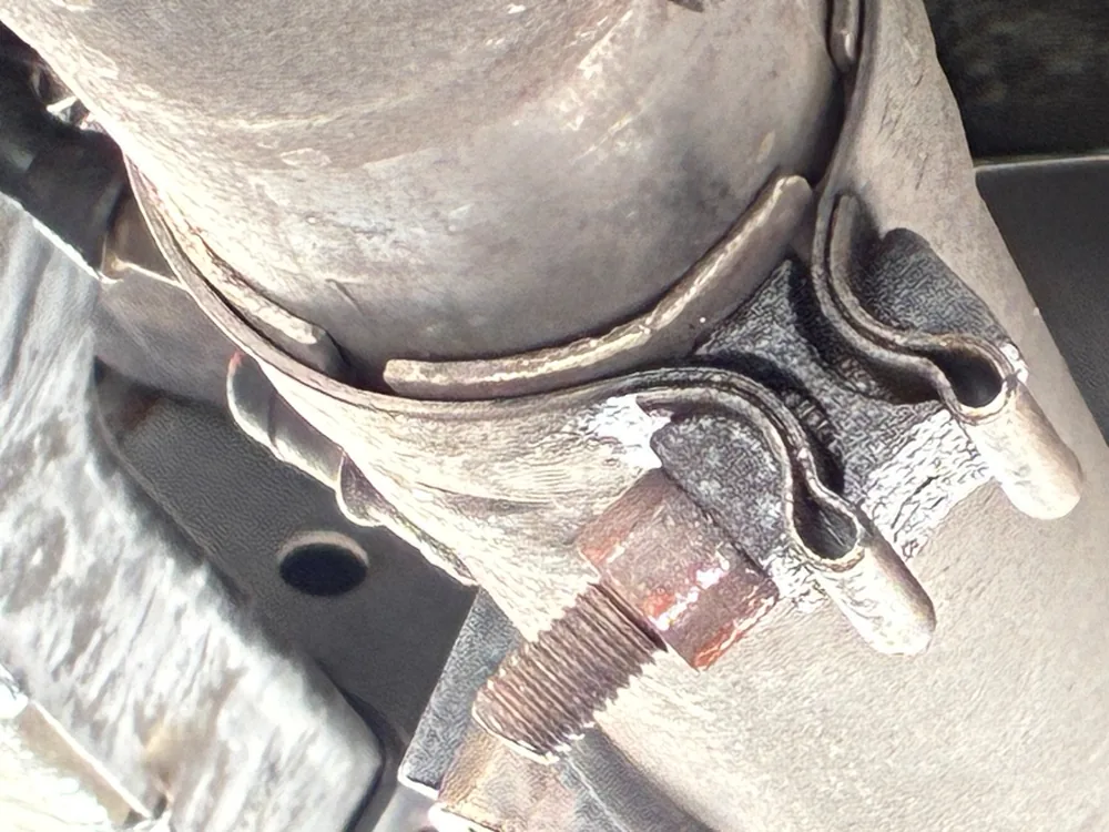 A band clamp on the exhaust pipe of a 2004 Ford F150