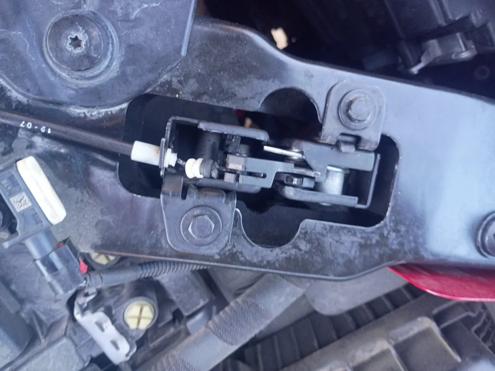 The hood latch on the 2020 Alfa Romeo Stelvio with the release cable connected