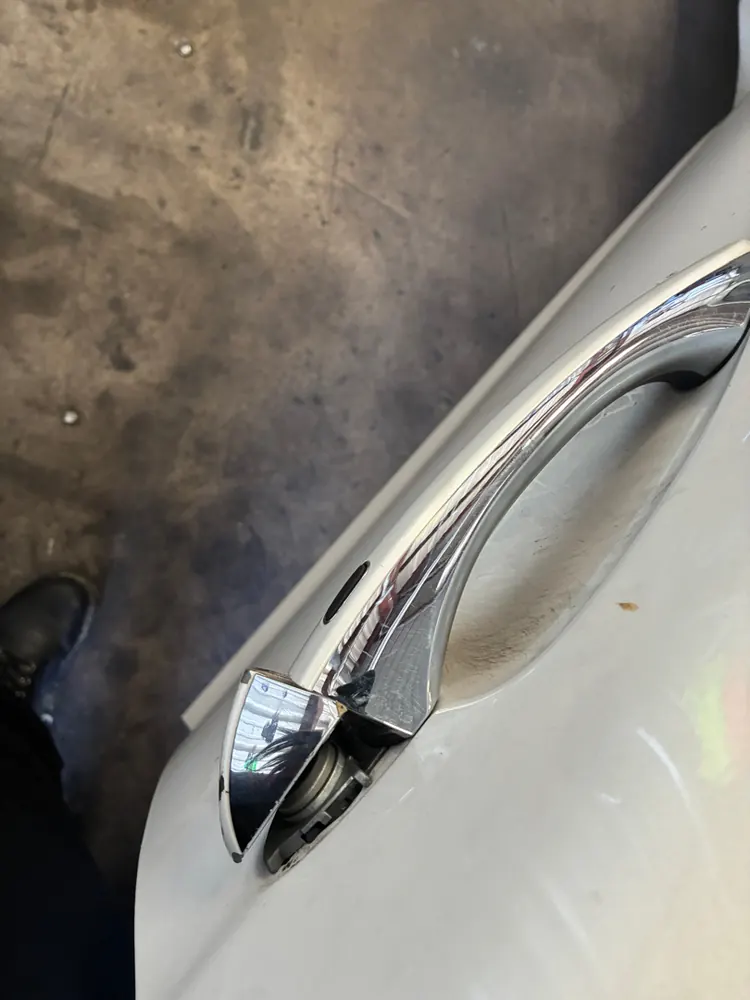 Door handle and trim detail on a Kia K900 in the shop
