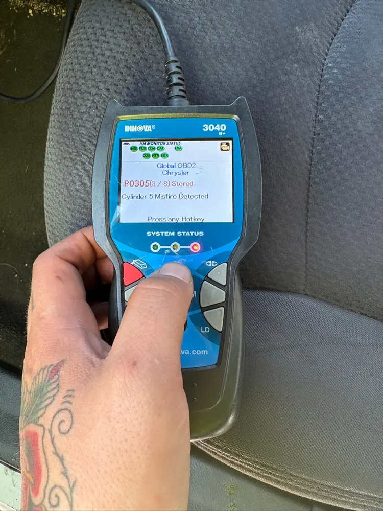 Scan tool showing code P0305 cylinder 5 misfire detected on a Chrysler 200